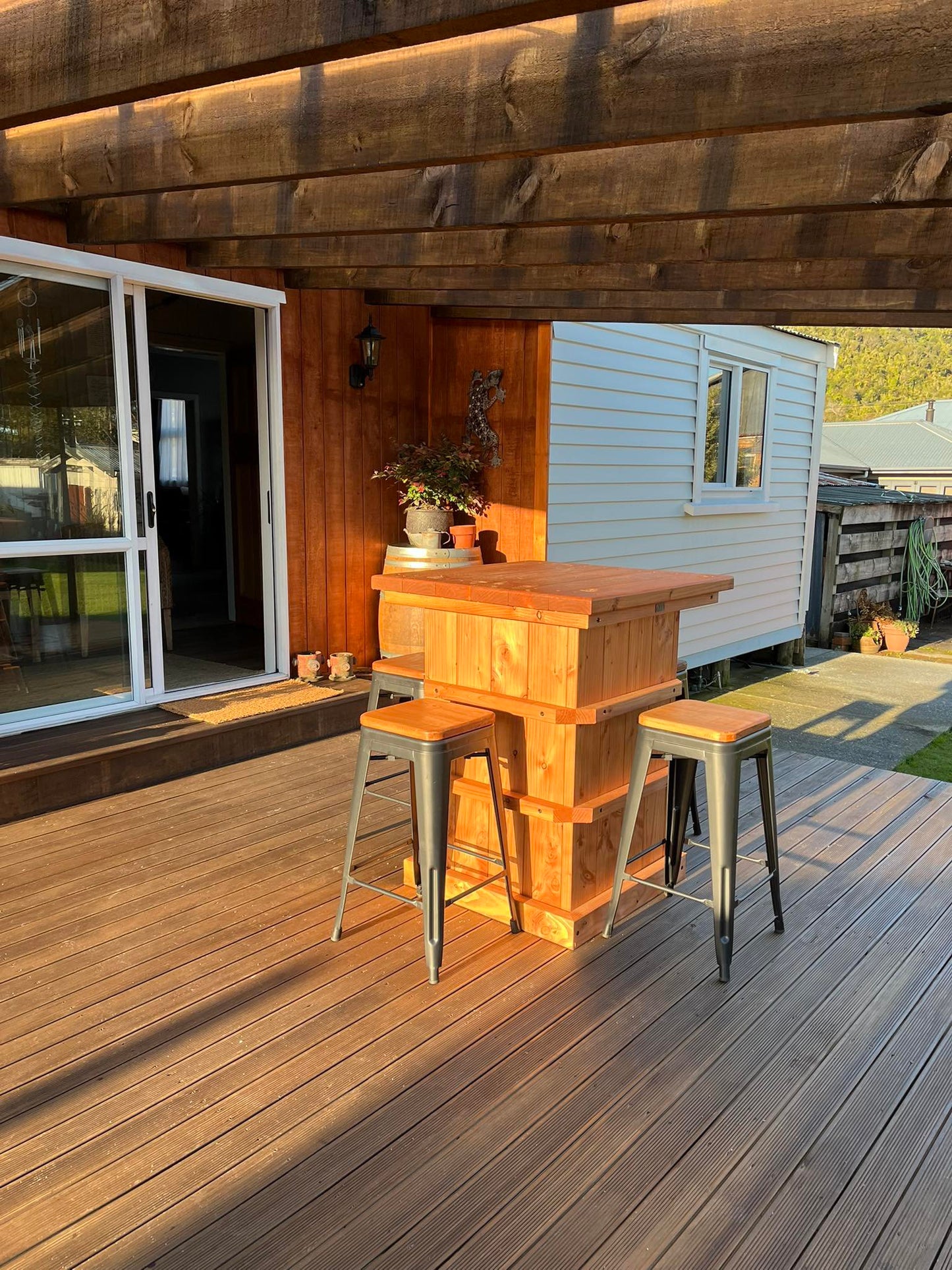 SPECIAL- Woolpress Style Bar Leaner and 4 Bar Stools Set